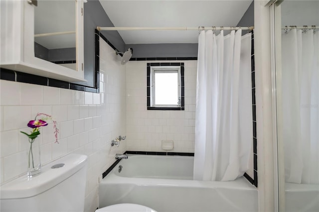 bathroom featuring toilet, shower / bathtub combination with curtain, and backsplash