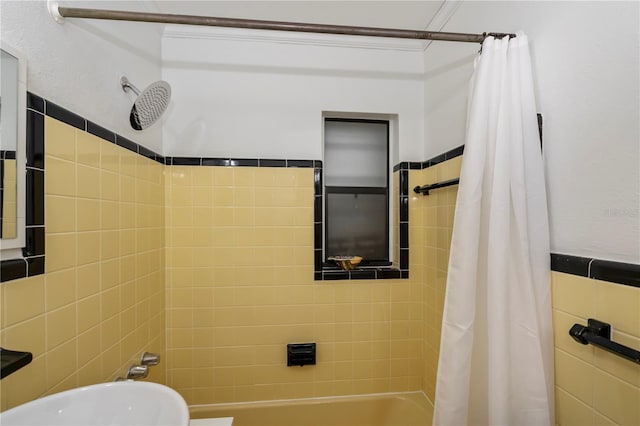 bathroom featuring shower / bath combo