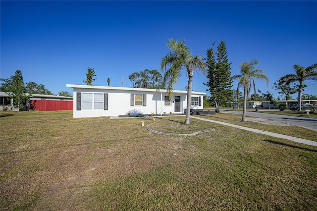 view of front of house featuring a front lawn