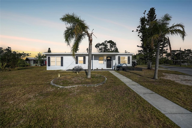 view of front of home featuring a lawn