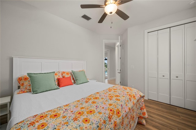 bedroom featuring dark wood-type flooring, ceiling fan, and a closet