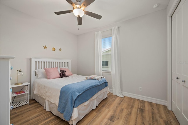 bedroom featuring ceiling fan, hardwood / wood-style floors, and a closet