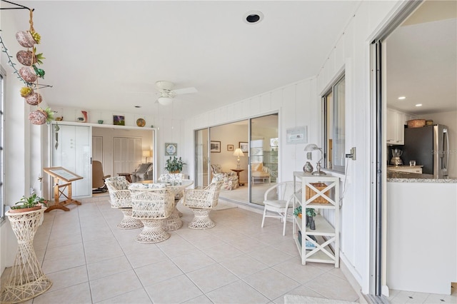 sunroom with ceiling fan