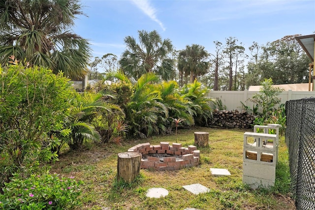 view of yard featuring an outdoor fire pit