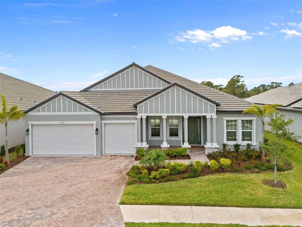 view of front of property featuring a front lawn and a garage