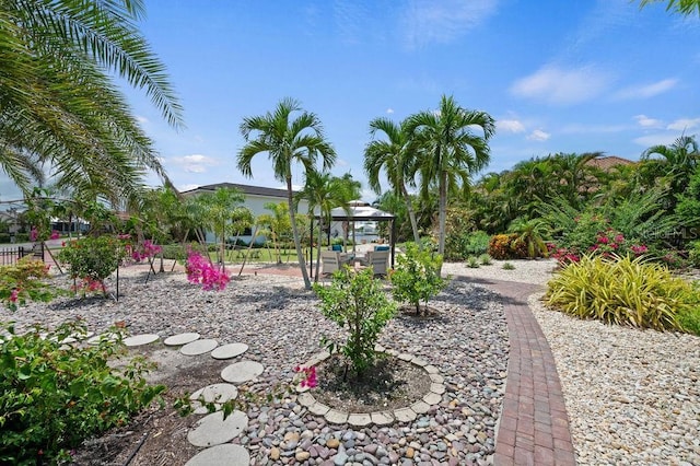 view of yard featuring an outdoor living space