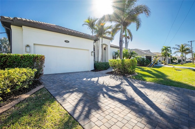 view of front of home featuring a front yard and a garage