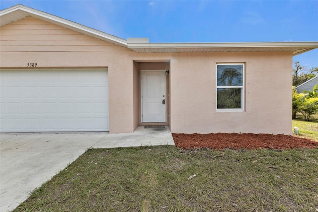 view of front of house with a front lawn and a garage