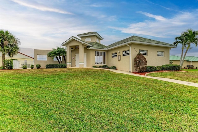 view of front facade featuring a front yard