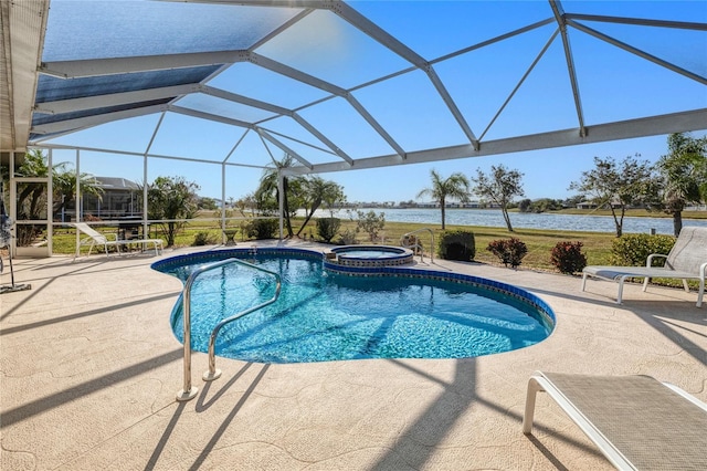 view of pool featuring a lanai, an in ground hot tub, a patio area, and a water view