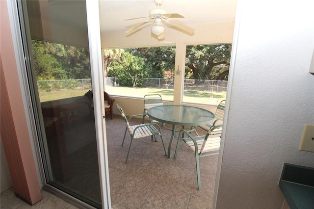 sunroom with ceiling fan