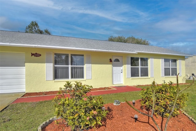 view of front of house featuring a front yard and a garage