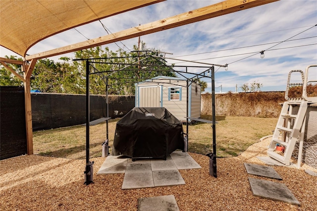 view of yard featuring a shed