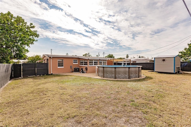 view of yard with a shed and a fenced in pool