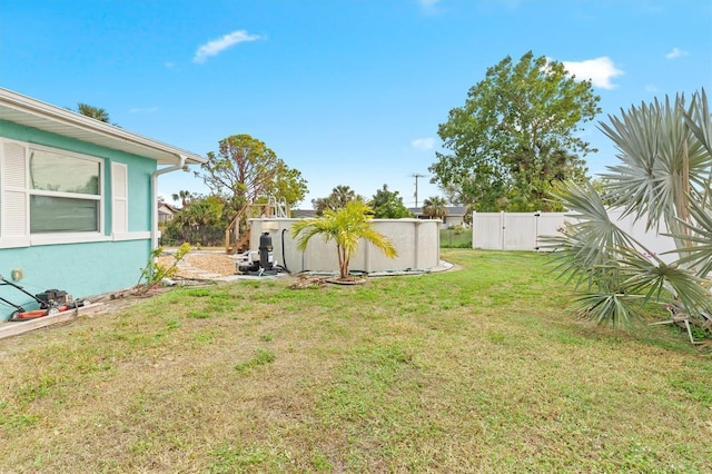 view of yard featuring a swimming pool