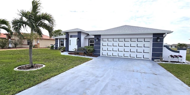 view of front facade featuring a garage and a front yard