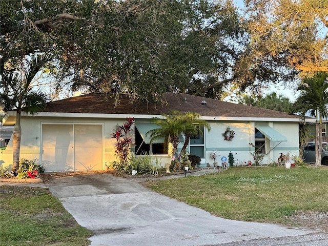 view of front of home featuring a front lawn and a garage