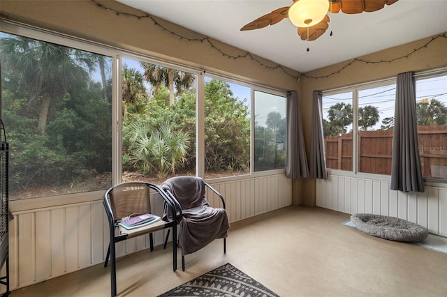 sunroom with ceiling fan