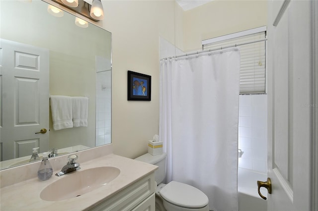 full bathroom featuring shower / bath combo with shower curtain, toilet, and vanity