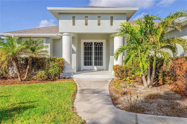 property entrance featuring a lawn