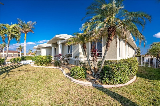 exterior space featuring a front yard