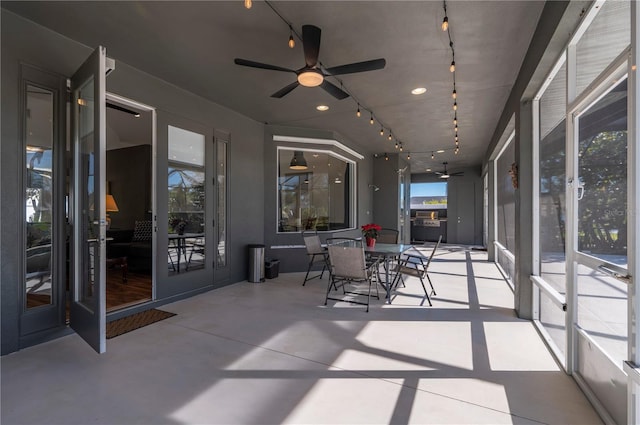 sunroom with ceiling fan