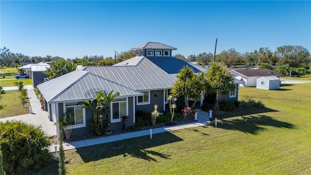 view of front of property featuring a front lawn