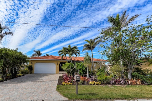 view of front facade featuring a garage and a front lawn