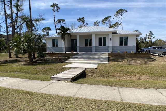 view of front of property with a front yard