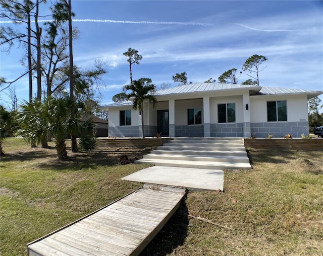 view of front facade featuring a front lawn