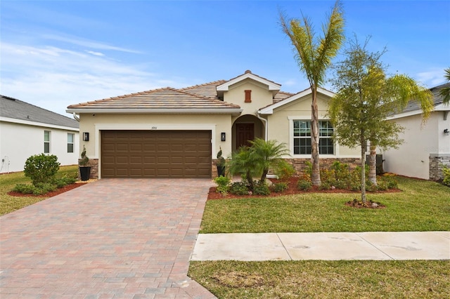 view of front facade featuring a garage and a front yard