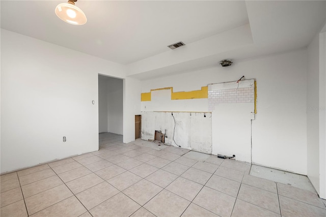 unfurnished room featuring light tile patterned flooring