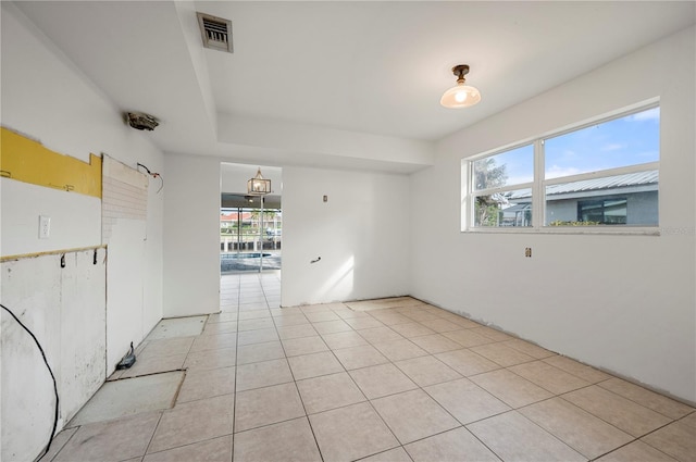 empty room featuring light tile patterned floors