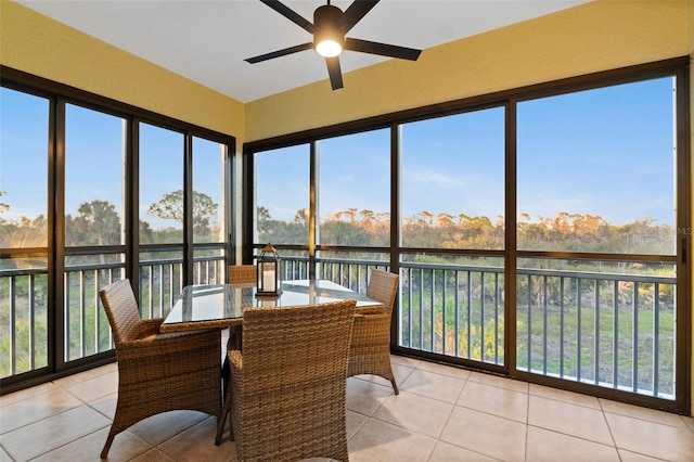 sunroom with ceiling fan