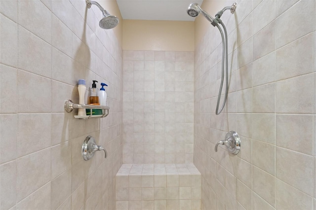 bathroom featuring a tile shower