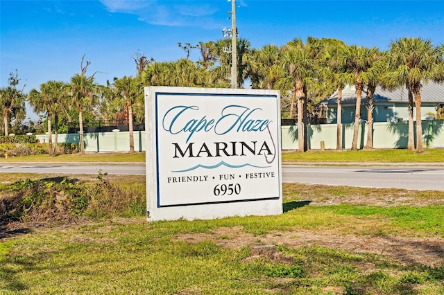 community sign with a yard