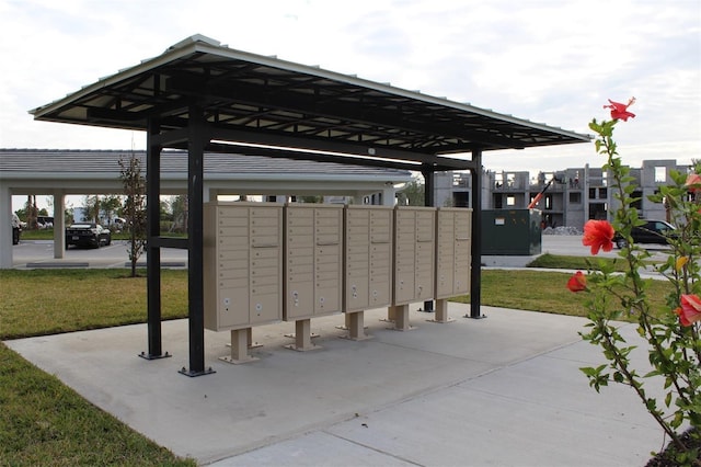 view of property's community featuring mail boxes and a yard