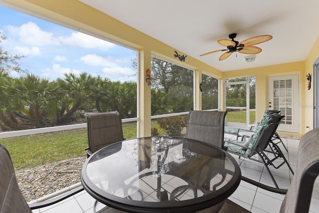 sunroom with ceiling fan