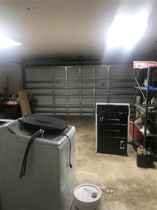 garage with washer / clothes dryer