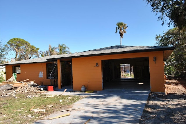 view of front facade featuring a garage