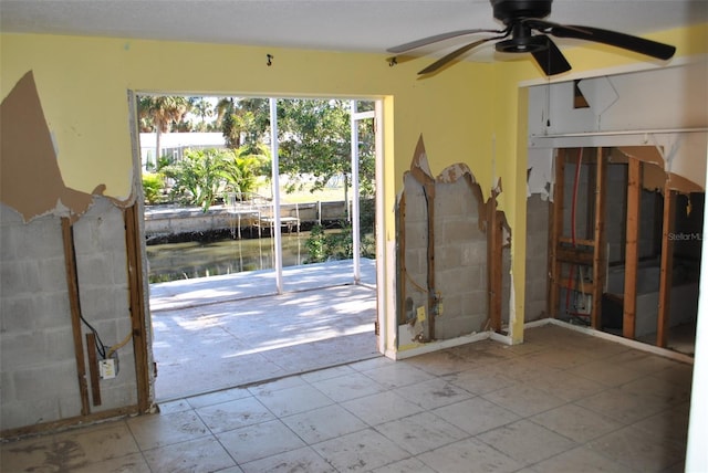 entryway featuring ceiling fan