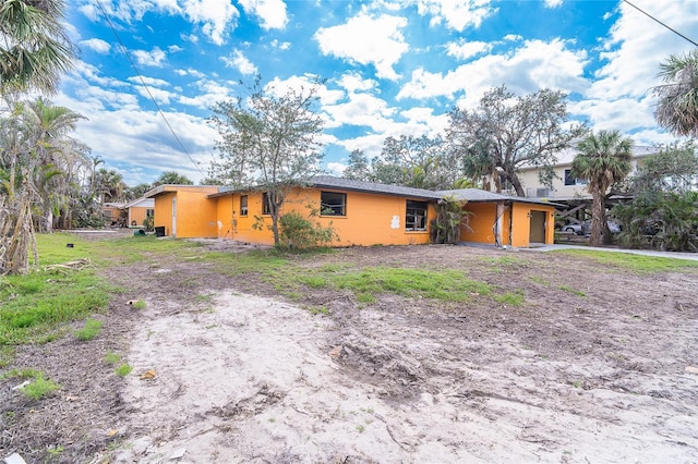 ranch-style house featuring driveway