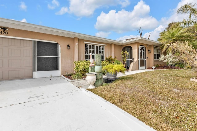 view of front of home featuring a garage, a front lawn, and central AC