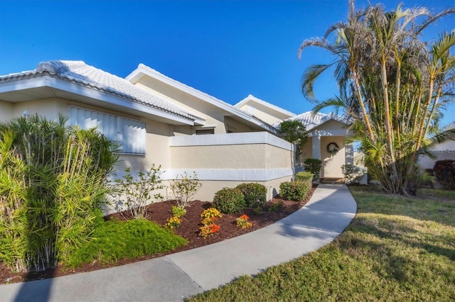 view of front of home featuring a front lawn