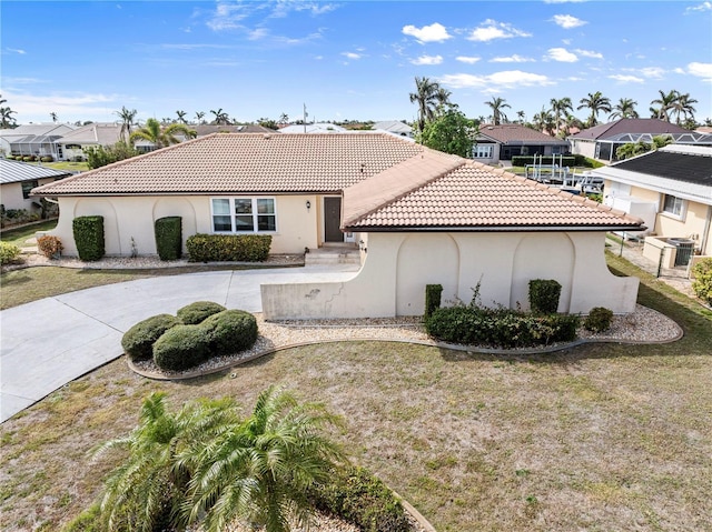 view of front of home featuring a front yard