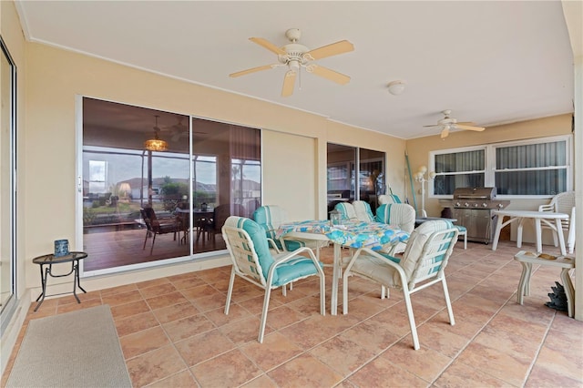 sunroom with ceiling fan