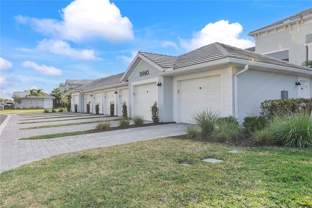 view of front facade featuring a garage and a front yard