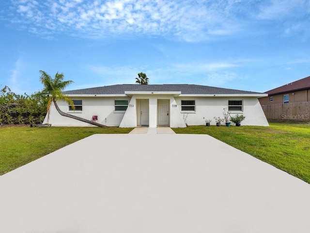 ranch-style home featuring a front lawn