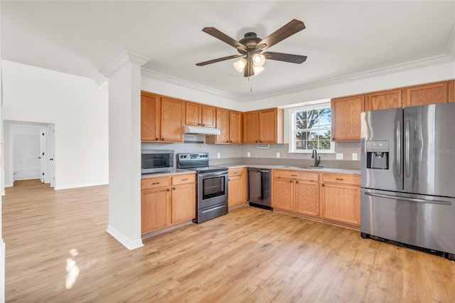 kitchen featuring sink, crown molding, appliances with stainless steel finishes, ceiling fan, and light hardwood / wood-style floors