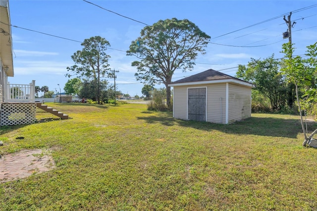 view of yard featuring a shed